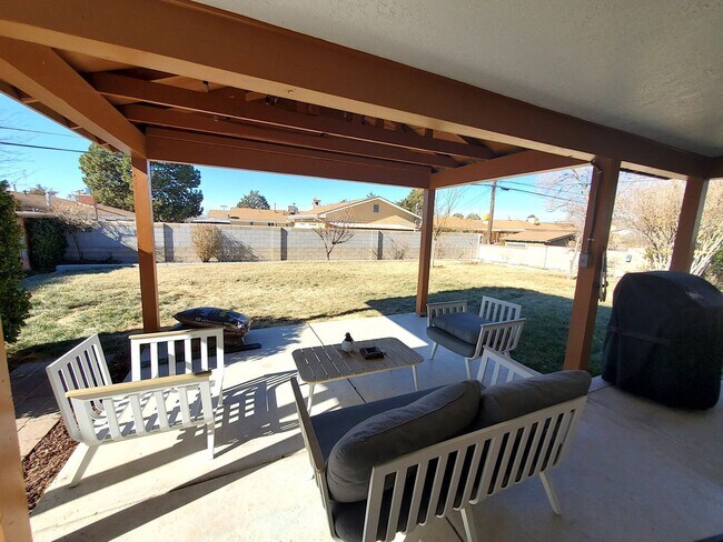 Building Photo - Updated 3 bed 2 bath near UPTOWN! Don't Miss out! Hardwood Floors!