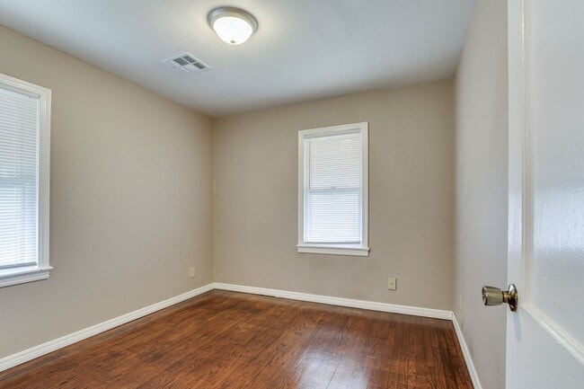 Building Photo - Charming 2-Bedroom Home with Original Hard...