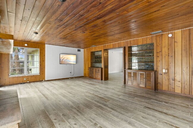 Building Photo - FULLY FENCED Home For Rent in Clearwater!