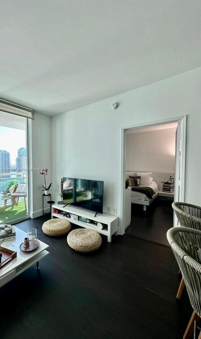 Building Photo - 950 Brickell Bay Dr