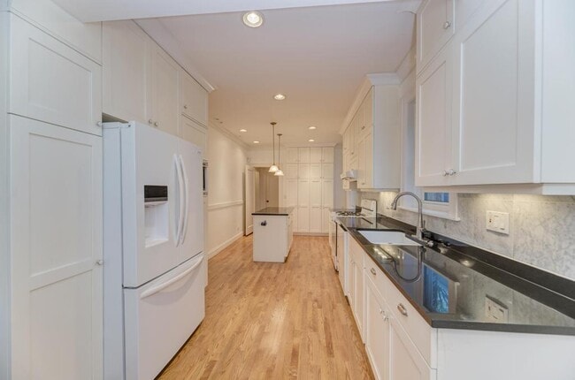 Building Photo - 6833 S Cregier Ave