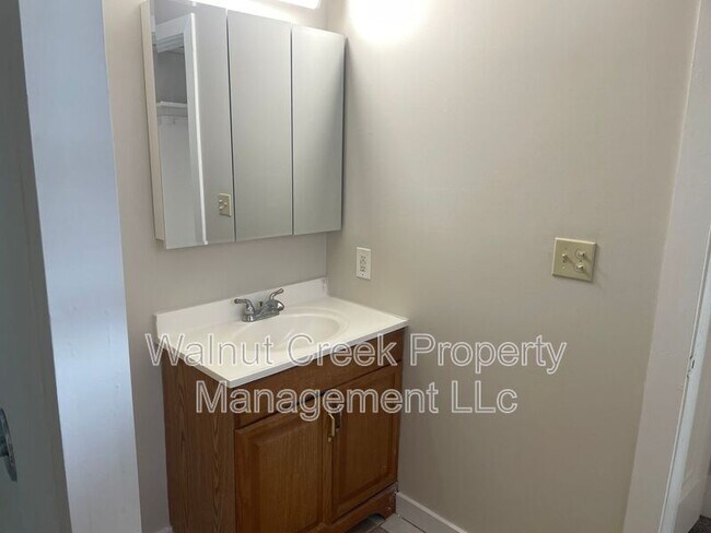 Building Photo - 870 S Main St