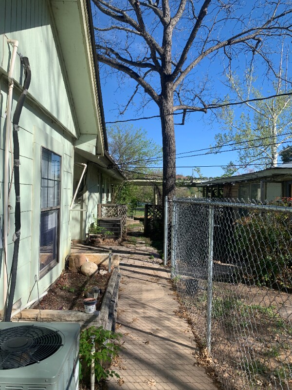 Building Photo - 600 Lakeshore Dr