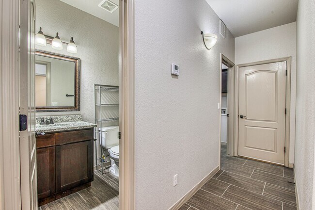 Building Photo - Beautiful 3 bed-2 baths with Casa Club/Gym...