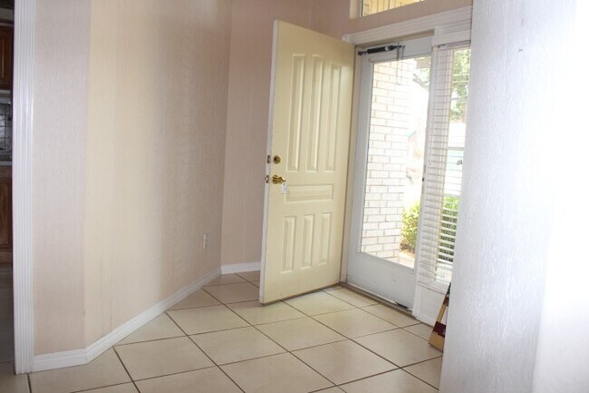 Building Photo - Great West side home located close to shop...