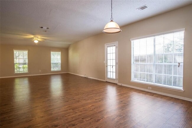 Building Photo - 3207 Rimrock Dr