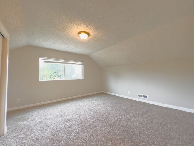 Building Photo - Country living 5 bed w/RV parking and 3 car garage!