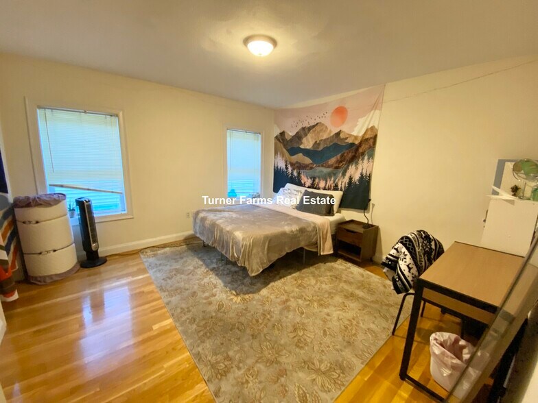 Building Photo - 128 Hillside St