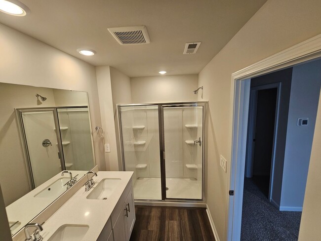 Building Photo - Like-New townhome in Concord