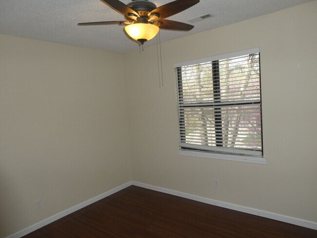 Building Photo - 3 Bedroom 2.5 Bath- Off Broadway Condominiums