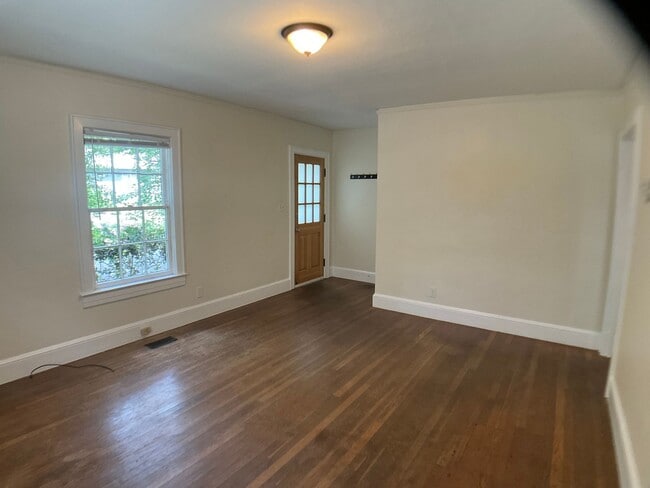 Building Photo - 817 Old Pittsboro Rd