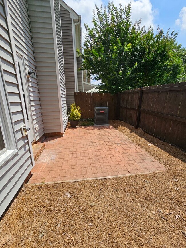 Building Photo - Townhome in Greensboro!