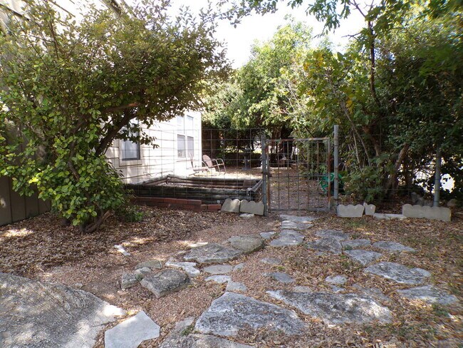 Building Photo - 302 Riverhill Blvd