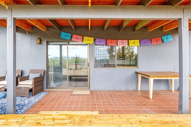 Building Photo - Stunning 1 Bed + Bonus Room/1 Bath Lower-L...
