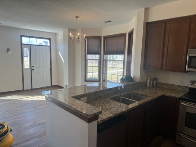 Building Photo - Spacious 3Br/2.5Ba TH w/2 CG in Maple Grove!