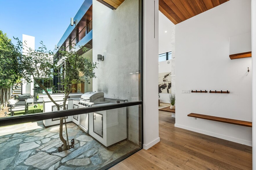 Building Photo - 8617 Higuera St
