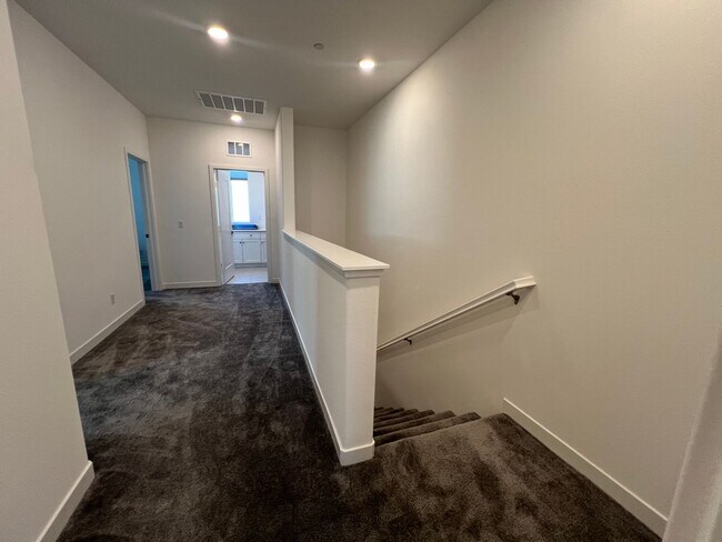 Building Photo - Beautiful furnished 4 bedroom Townhouse!