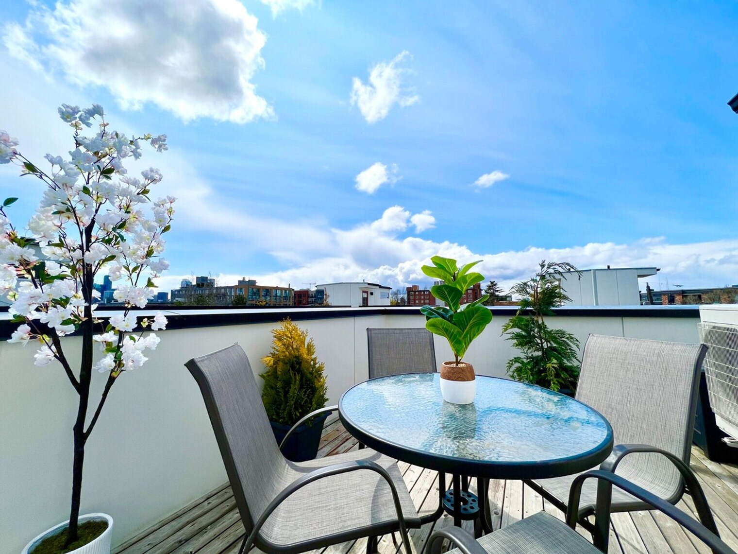 Building Photo - 700 Broadway E