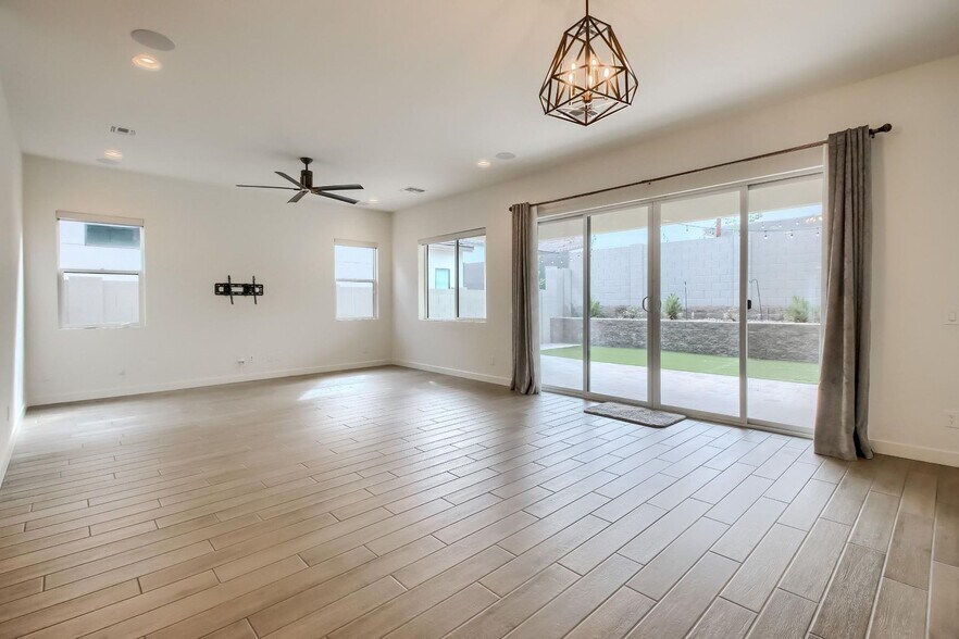 Building Photo - 1005 E Paseo Way