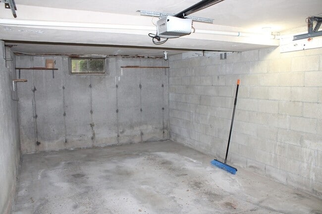 Building Photo - 61 Alton St