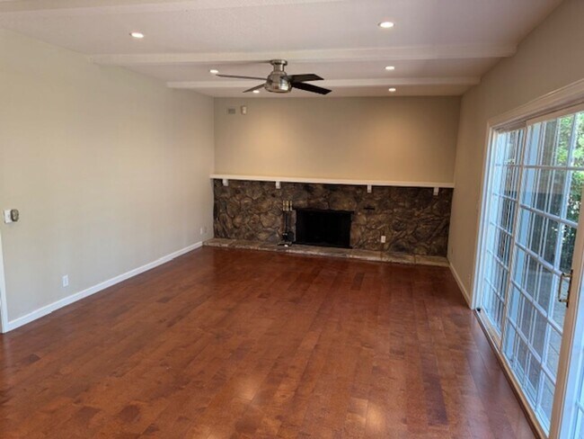 Building Photo - Gorgeous 2 story 5 bedroom home w/pool in ...