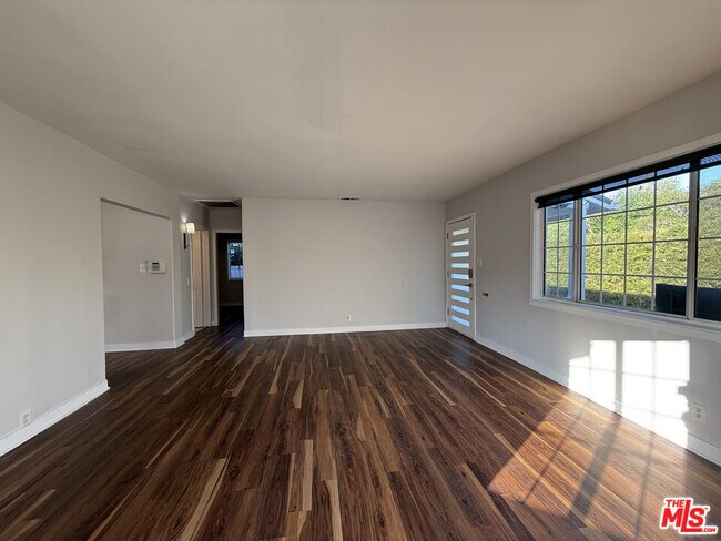 Building Photo - 2939 Oakhurst Ave
