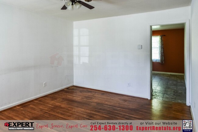 Building Photo - 3-Bedroom Home with  Hardwood Floors and S...