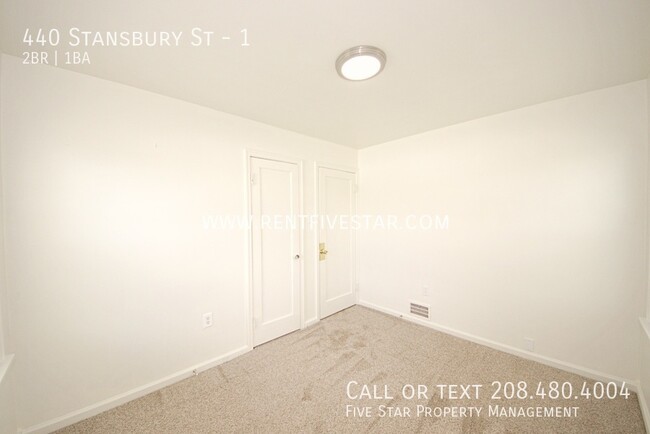 Building Photo - Charming 2 Bedroom Upstairs Apartment Avai...