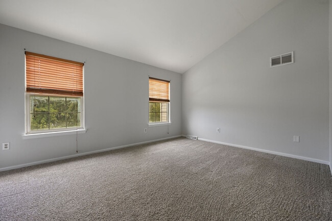 Building Photo - 142 Thames Dr