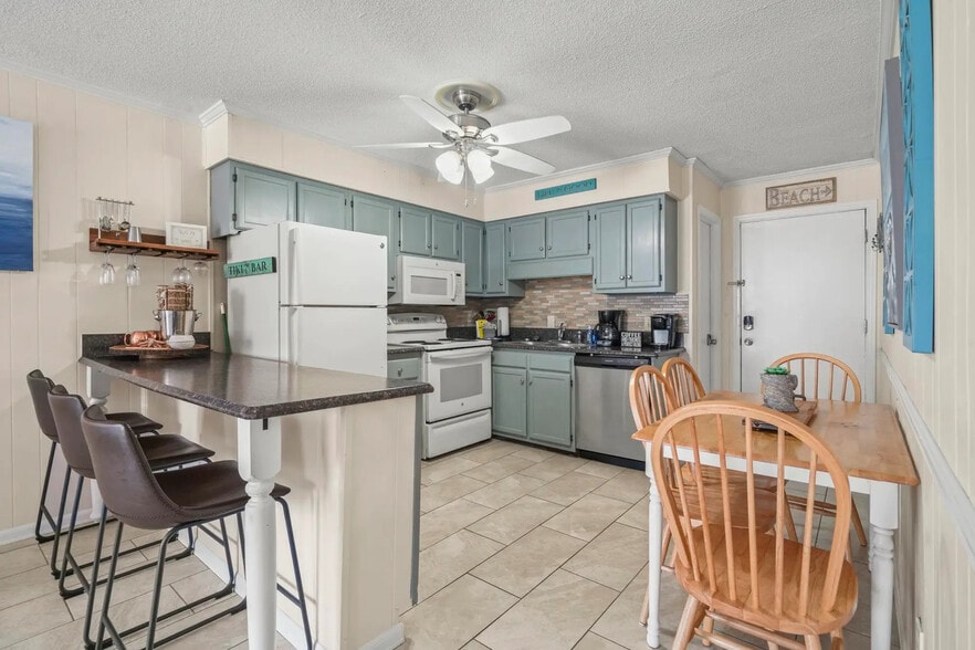 Kitchen - 9620 Shore Dr