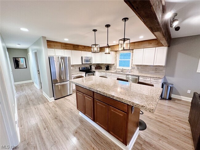 Building Photo - 7281 Meadowlawn Dr