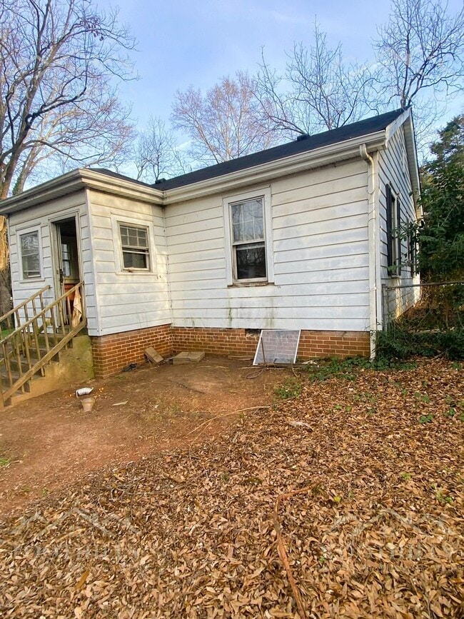 Building Photo - 708 Crescent Dr