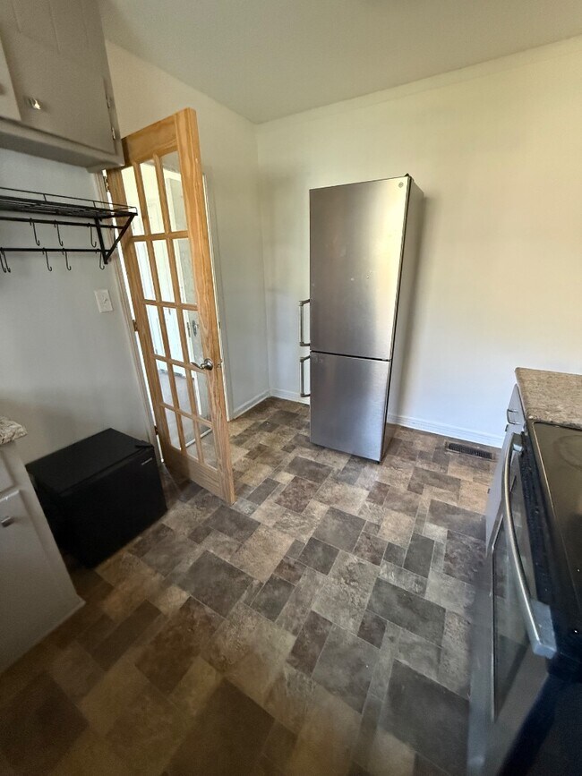 Building Photo - 5 Beverly Heights