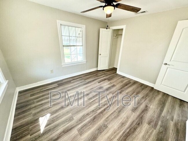 Building Photo - 313 S Boon Ave