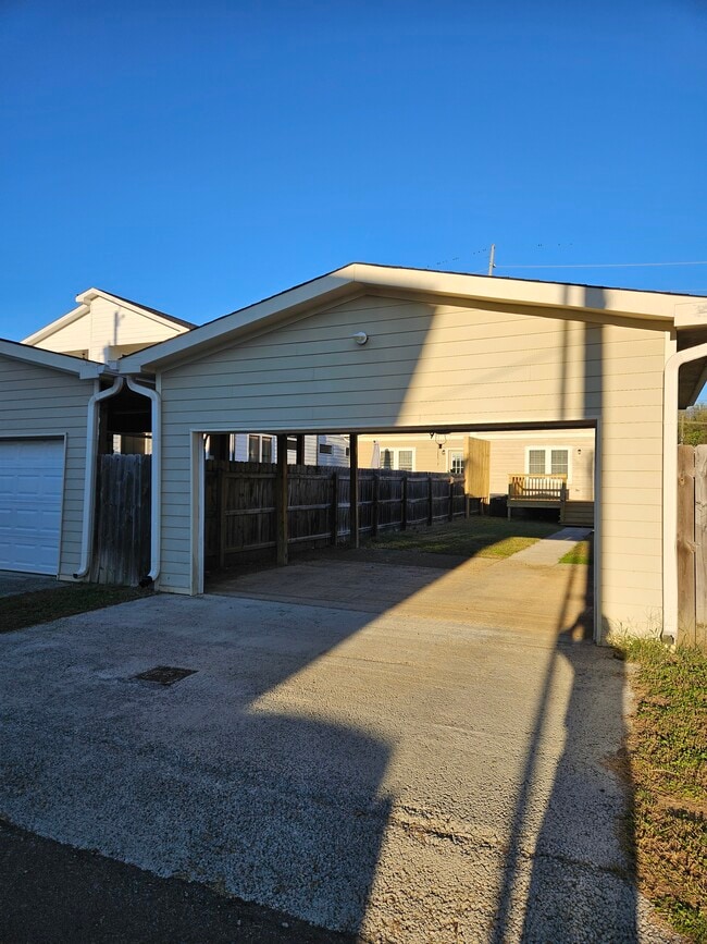 Building Photo - 1911 9th Ave N