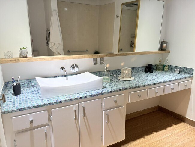 Building Photo - 3503 Oaks Way