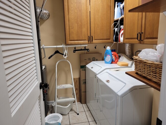 Building Photo - 2075 College Green Dr