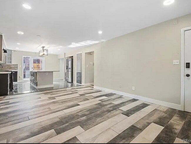 Building Photo - "Spacious 3-Bed, 2-Bath Condo Retreat in P...