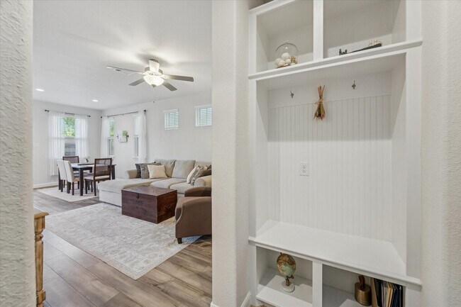 Building Photo - 9804 Rugged Oaks Dr