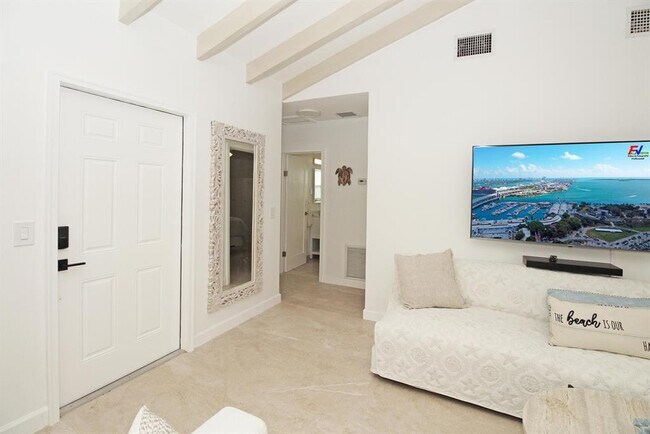 Building Photo - 221 Princeton Dr