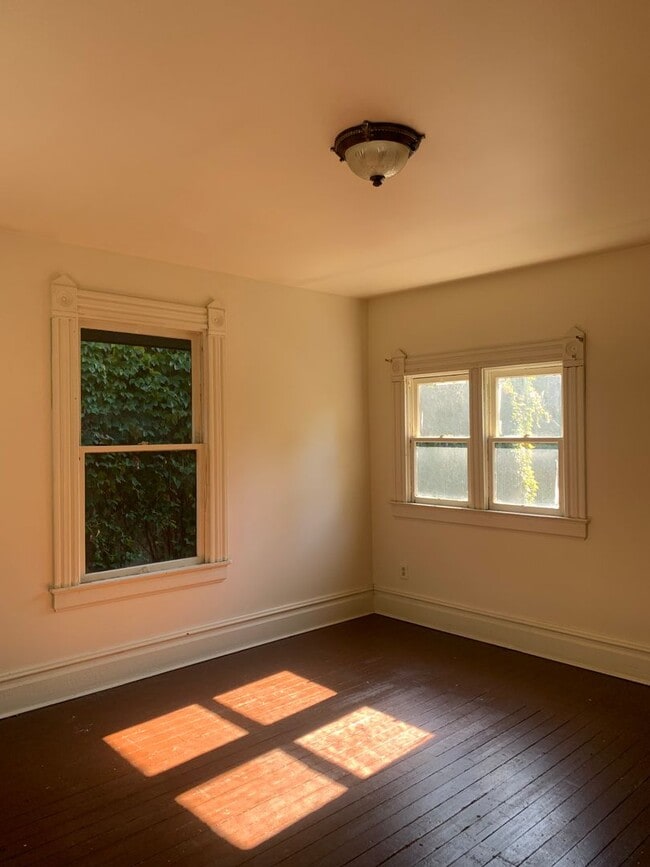 Building Photo - Spacious Victorian Home