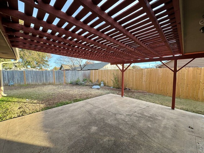 Building Photo - New flooring and paint!