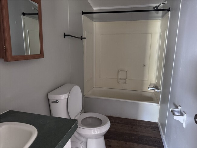 Building Photo - 934 Queenswood St