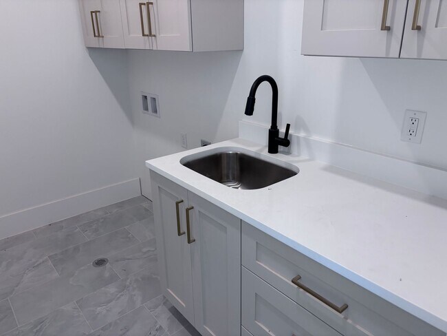 Building Photo - Luxury Living Near Sand Hollow – Spacious Home with RV Garage & Pool!