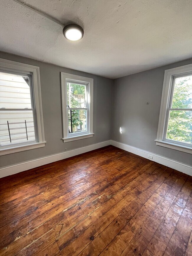 Building Photo - 151 Grand St