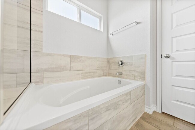 Building Photo - Spacious 5-Bedroom Rental on Oversized Cor...