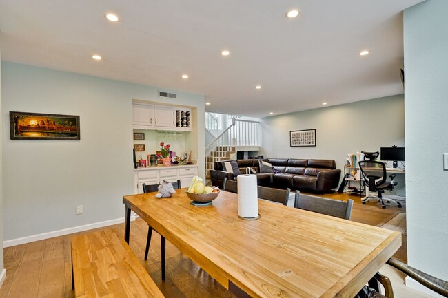 Building Photo - Large 3 Bed 2.5 Bath Townhome walking dist...