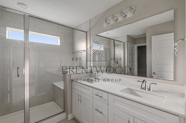 Building Photo - Move-In Ready Modern Townhome in Sought-Af...