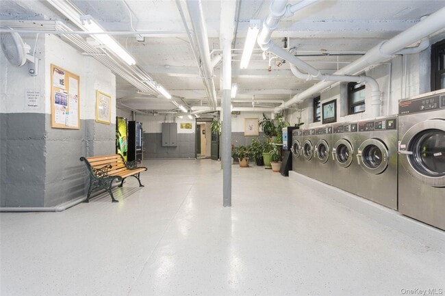 Building Photo - 167-10 Crocheron Ave