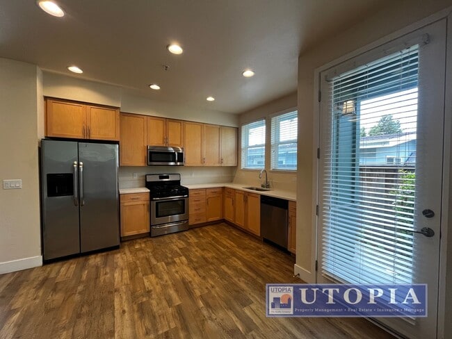 Building Photo - Spacious and Modern 3-bedroom, 3.5 bathroom in Seabright just minutes away from the Beach Boardwa...